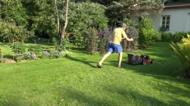 Çim biçme makinesi ile Bahçe onun bahçede çim kesme adam. 4k