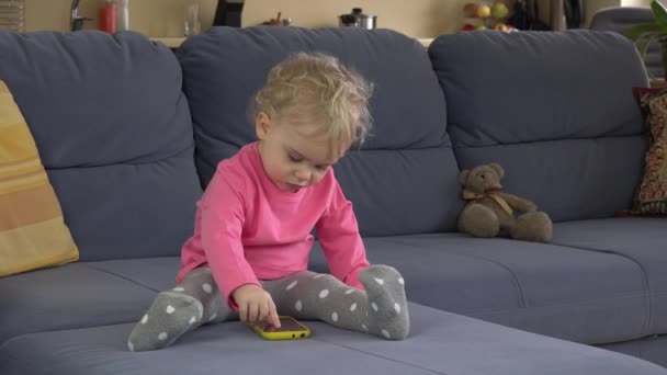 Niña histérica llorar usando el teléfono inteligente en el sofá . — Vídeos de Stock