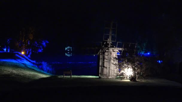 Oude houten molen in verlichting festival's nacht verlicht. 4k — Stockvideo