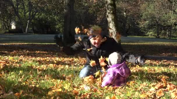 Vader spelen met baby kind in park gedekt herfstbladeren. 4k — Stockvideo