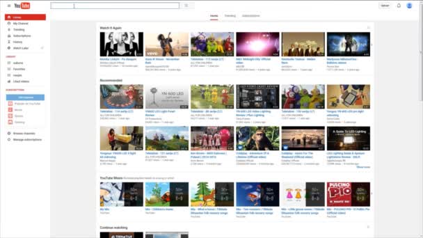 Buscando en el sitio web de Youtube música rock clásica y viendo clips en línea — Vídeo de stock