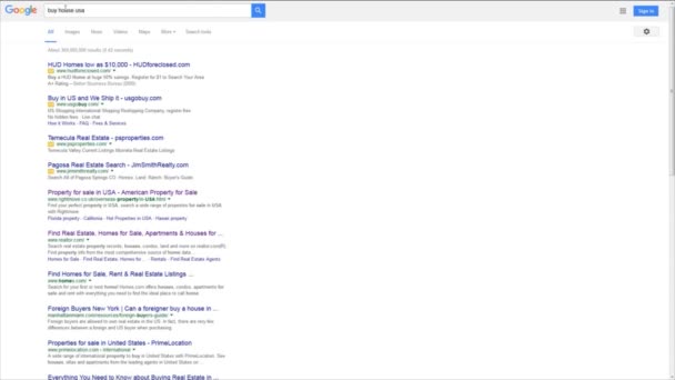Computer user Sök i google och mäklaren hemsida House i New York — Stockvideo
