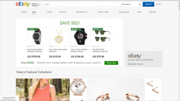 Usuario femenino navegar por el sitio web eBay en busca de vestido — Vídeos de Stock