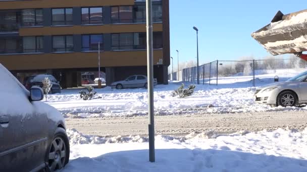 Trabalhador unidade trator máquina empurrar neve na rua e carros no distrito urbano. 4K — Vídeo de Stock