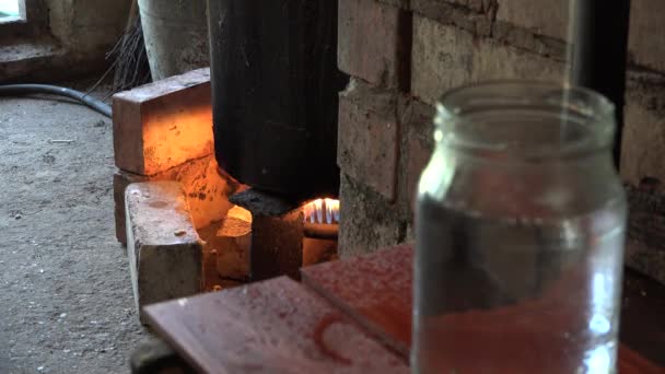 Equipo ilegal de producción de alcohol en llamas y productos naturales de vodka. 4K — Vídeo de stock