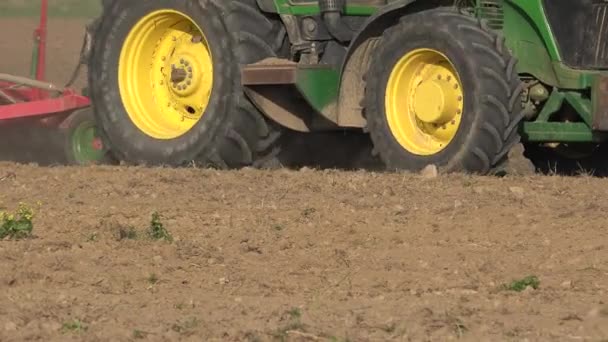 Modern traktor direkt fröet borra på fältet på hösten. Panorama Följ. 4k — Stockvideo
