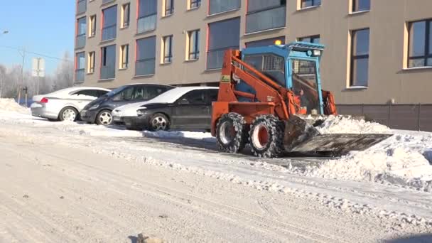 Εκχιονιστικό μικρού τρακτέρ αφαιρέστε το χιόνι από την αστική διαβίωση περιοχή δρόμου. 4k — Αρχείο Βίντεο