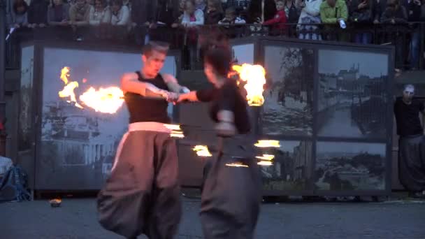 令人惊异的喷火表演与杂耍熊熊的火光是年轻舞者。4 k — 图库视频影像
