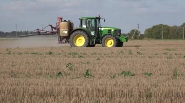 Araç gübre sıvı buğday anız çiftlik alanında yayıldı. 4k
