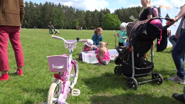 Kinder spielen Entenrennen im Wasserbecken mit Stroh. 4k — Stockvideo