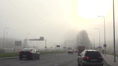 otomobiller arabalar yol kavşak kırmızı trafik ışıkları ile durdurun. Smog. 4k