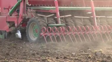 Modern sower makine tarım alanı tahıl tahıl tohumları ekmek. Panorama. 4k