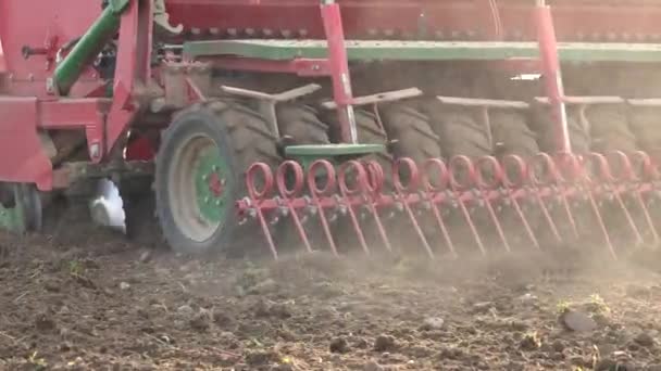 Σύγχρονη σπορέα μηχανή σπείρετε τους σπόρους σιτηρών δημητριακών στον τομέα της γεωργίας. Πανόραμα. 4k — Αρχείο Βίντεο