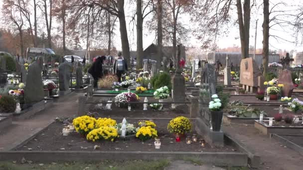 La gente visita tumbas de familiares en el cementerio rural. 4K — Vídeos de Stock