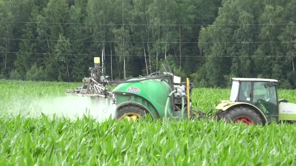 Traktoru sprej kukuřice z pesticidů, herbicidů v poli země — Stock video