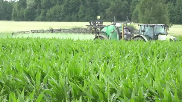 Siga las plantas de campo de pulverización tractor con productos químicos herbicida. 4K — Vídeo de stock