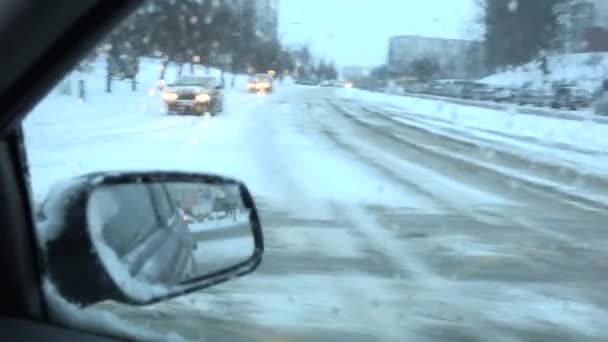 Sneeuw vallen overdekte stad straat auto's en mensen. 4k — Stockvideo