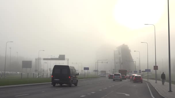 Los automóviles se detienen en la intersección de carreteras con semáforos en smog grueso. 4K — Vídeo de stock