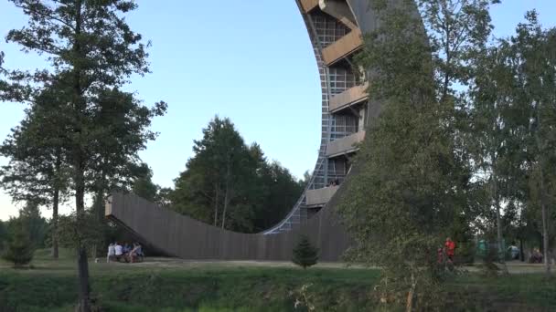 Туристы посещают знаменитую обзорную башню между лесом и природой. Наклонись. 4K — стоковое видео