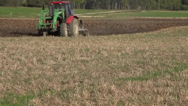 プラウと農業機械トラクターは、秋に畑土壌上に上げます。4 k — ストック動画