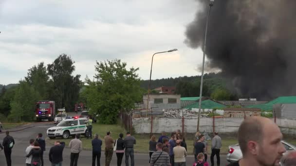 Citizen hodinky lidí, policie a požární muži pracují poblíž hořící sklady. 4k — Stock video