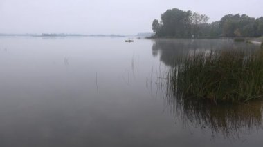 tekne puslu kötü hava sonbahar sabahı, balıkçı küreği. 4k