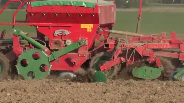 Machine à semer le blé dans les champs à l'automne. Vue panoramique. 4K — Video