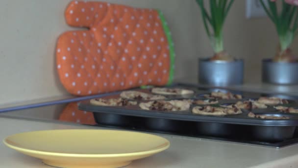 Le mani di fornaio tirano fuori la torta di tazza di carne al forno da foglio di biscotto e inseriscono il piatto — Video Stock