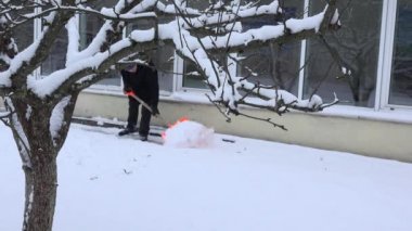 House keeper adam temiz kardan patika kış zamanında evinizin yakınında. 4k