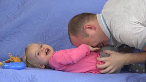 Чоловік лоскоче і маленька дівчинка сміється . — стокове відео