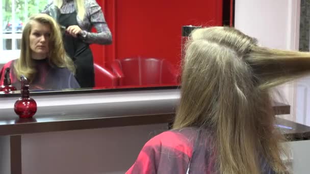 Besorgte alleinstehende Frau im persönlichen Friseursalon machen Haarschnitt. Schwerpunktwechsel. 4k — Stockvideo