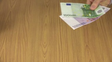 Kadın el adam için 100 ve 500 banknot euro nakit ödeme. 4k
