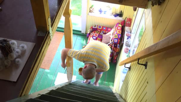 Людина-віллагер з пензлем полюс фарби в сільських фермерських будинках сходи. 4-кілометровий — стокове відео