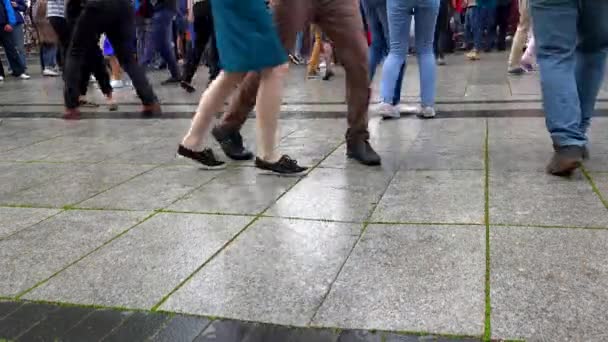 Bailarines callejeros piernas realizar lindyhop danza en la calle día de la música . — Vídeo de stock