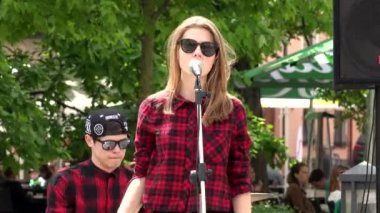 Karizmatik şarkıcı kız ve davulcu arka plan yerine getirilmesi.