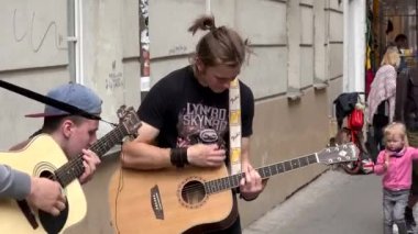 busker gitarist erkek grup sokak müziği günü olay performans.