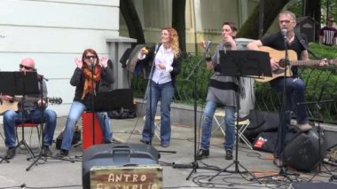 sokak etkinliğinde performans dürüst müzisyenler grubu