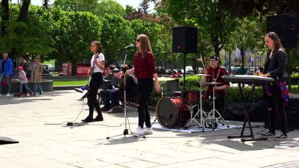 Νεαρός έφηβος κορίτσια ροκ μπάντα τραγουδούν και παίζουν μουσική ποπ σε μέρα δρόμου μουσική. — Αρχείο Βίντεο
