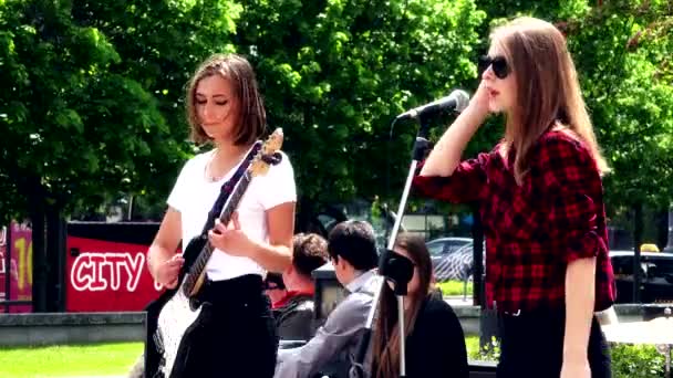 Joven músico estudiante niñas realizar en la calle música día — Vídeo de stock