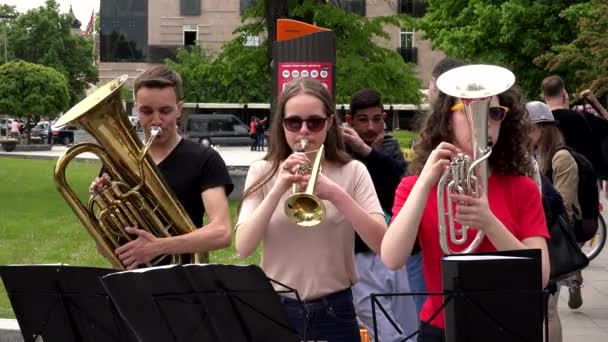 Schülerorchester musiziert mit Blas- und Schlagzeuginstrumenten. — Stockvideo