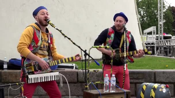 Emotional russian musicians sing in street music day — Stock Video