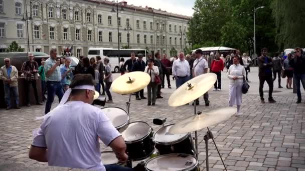 Schlagzeuger trommelt beim Straßenmusiktag gegen Publikum. — Stockvideo