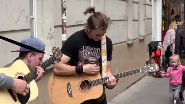 Busker kytarista chlapci skupina provádějící v pouliční hudbě denní událost. — Stock video