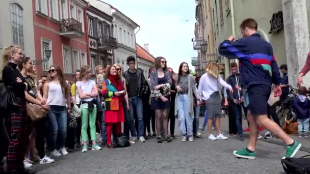 Al pubblico felice piace la ridicola danza di gruppo a fumetti studentesca. Panorama — Video Stock