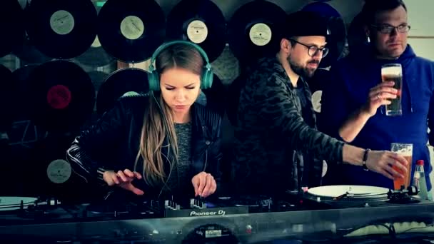 Wanita DJ cantik bermain musik vinyl dan coleague laki-laki minum bir . — Stok Video