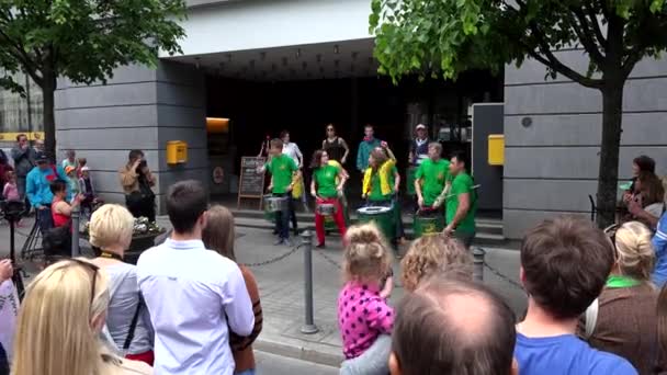 People audience enjoy musicians playing drums in street. Handheld shot. — Stock Video