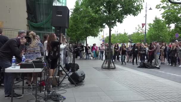 Evangelho coro cantar e pessoas ativas danc audiência no dia da música de rua . — Vídeo de Stock