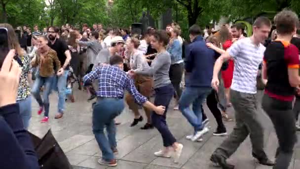 Active people dance in mass lindyhop dancers festival. — Stock Video