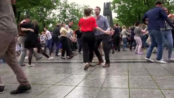 Chłopak sympatia pary taniec lindyhop w darmowe publiczne impreza. Panorama. — Wideo stockowe