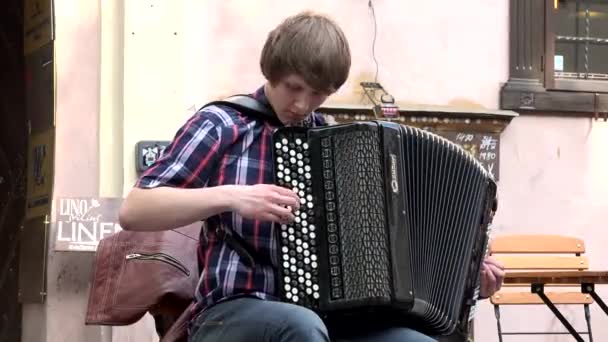 Nice guy man playing with accordion get applause on street music day — Stock Video